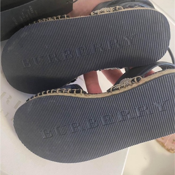 Burberry girls sandals - Picture 4 of 7